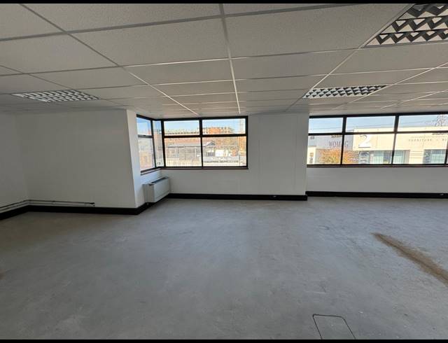 105M² SHOWROOM TO LET IN KRAMERVILLE
